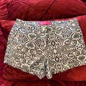 Black & White Shorts ~ Size M